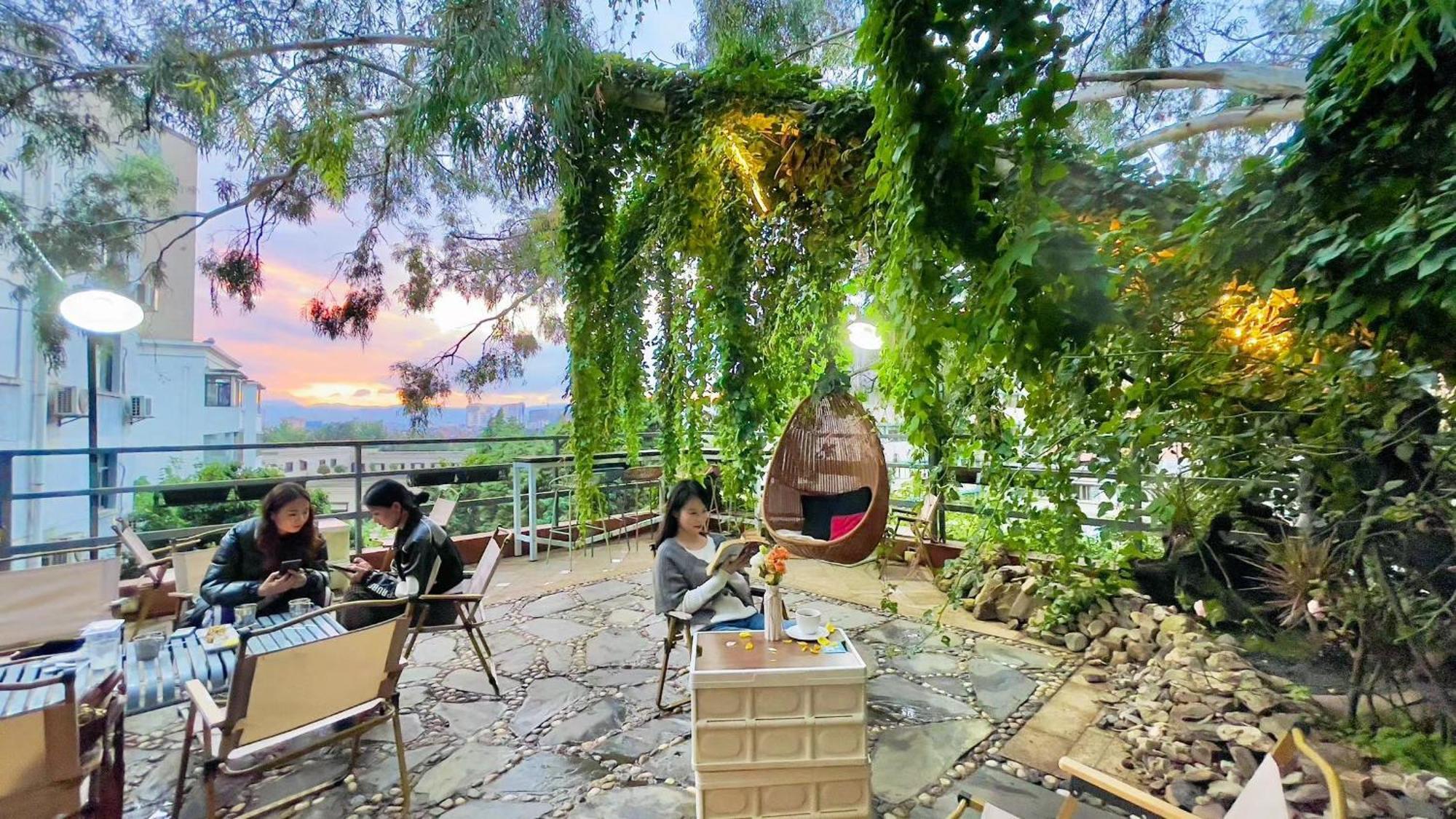 Kunming Upland International Youth Hostel Near The City Center ,2 Mins Walk To The Subway, 2 Mins Walk To The Green Lake, Close To Yuan Tong Temple, Old Street, Yunnan University, English-Speaking Service Convenient Payment And Visa Cards Are Accepte Buitenkant foto